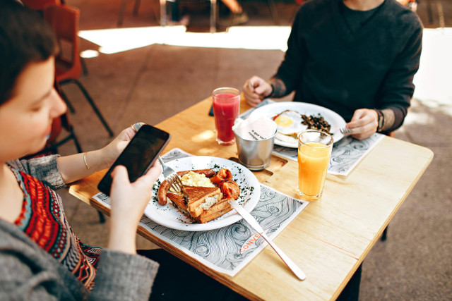 Restoran di MOI Kelapa Gading. Foto hanya sebagai ilustrasi, bukan tempat sebenarnya. Sumber: Pexels/Helena Lopes.