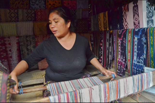 seorang ibu yang sedang menenun kain di desa Sade, Lombok. (foto : Ainun Naya Bella Syaputri )