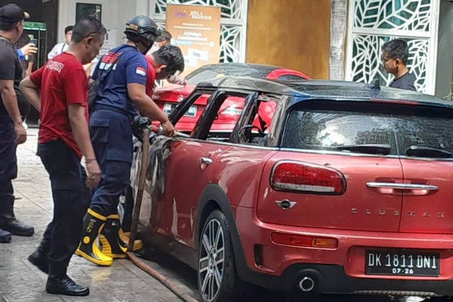 Mini Cooper terbakar di Denpasar, Bali. Foto: Dok. Istimewa