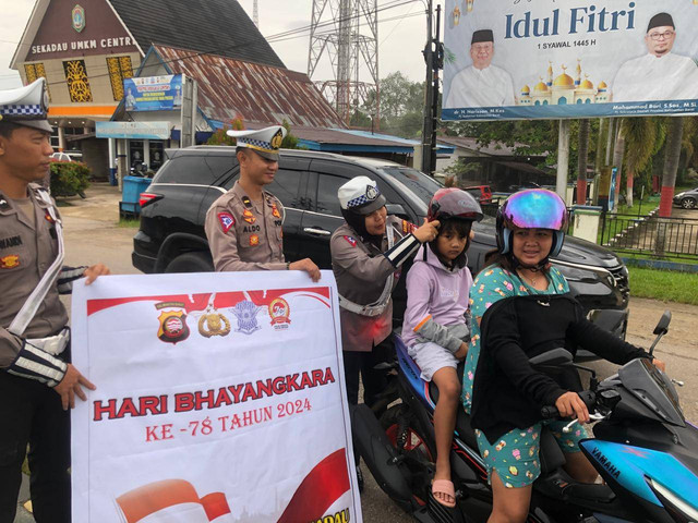 Polres Sekadau membagikan helm kepada anak. Foto: Dok. Polres Sekadau