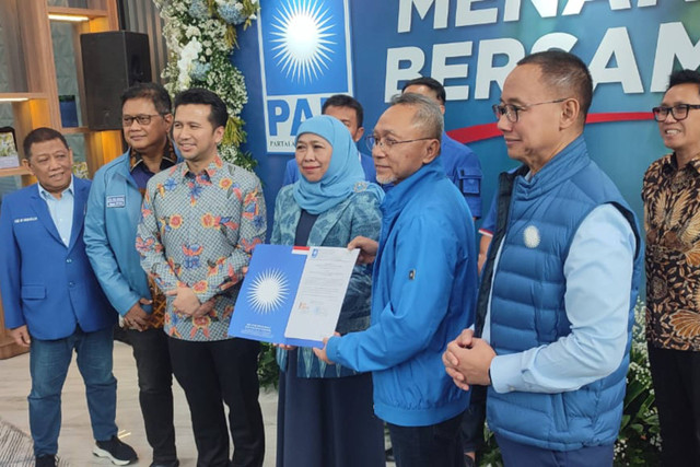 Khofifah Indar Parawansa saat menerima SK dukungan untuk maju kembali di Pilgub Jawa Timur dari Ketua Umum PAN, Zulkifli Hasan di Kantor DPP PAN pada Senin (3/6/2024). Foto: Rachmadi Rasyad/kumparan