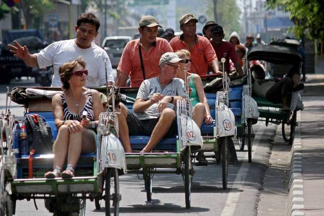 Ilustrasi wisatawan mancanegara (wisman) sedang naik becak di Yogyakarta. Foto: Antara Foto