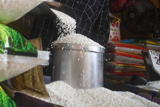 Pedagang menuang beras eceran yang dijual di salah satu kios di Pasar Minggu, Jakarta, Senin (3/6/2024). Foto: Aditya Pradana Putra/ANTARA FOTO