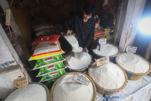 Pedagang menuang beras eceran yang dijual di salah satu kios di Pasar Minggu, Jakarta, Senin (3/6/2024). Foto: Aditya Pradana Putra/ANTARA FOTO