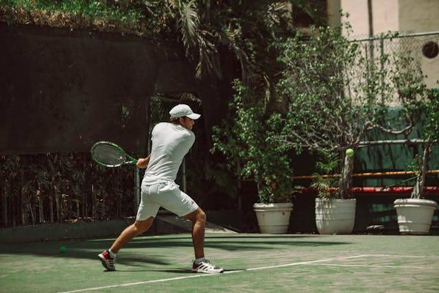 Ilustrasi contoh celana tenis pria - Sumber: Pexels/Sebastian Angarita