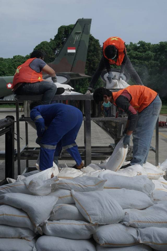 Sejumlah petugas mempersiapkan operasi Teknologi Modifikasi Cuaca (TMC) di Pangkalan Halim Perdanakusuma, Jakarta, Jumat (3/1).  Foto: Fanny Kusumawardhani/kumparan