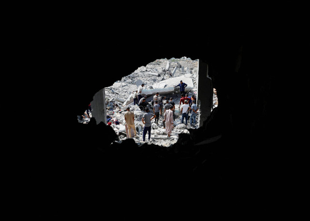 Warga Palestina memeriksa lokasi serangan Israel di sebuah rumah di tengah konflik yang sedang berlangsung antara Israel dan Hamas, di Khan Younis di Jalur Gaza selatan (3/6/2024). Foto: Mohammed Salem / REUTERS