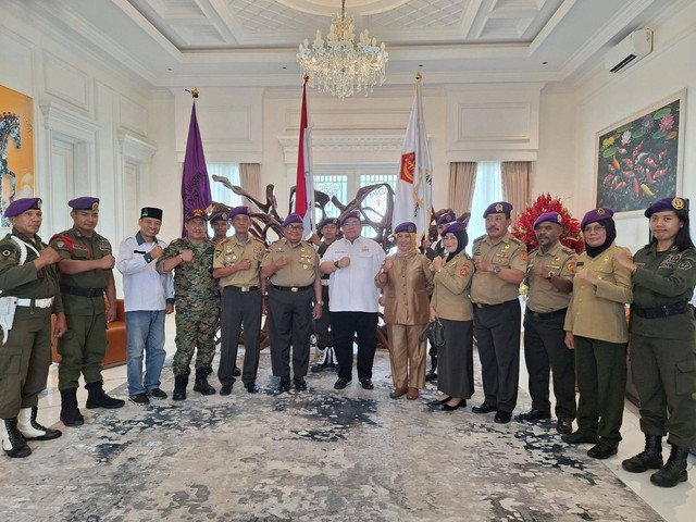 Anton Timbang saat dilantik menjadi anggota Dewan Kehormatan Resimen Mahasiswa.