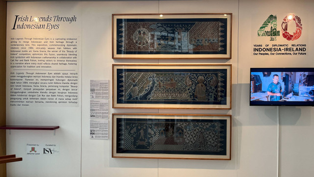 Karya seni yang ditampilkan di pameran Irish Legends Through Indonesian Eyes memperingati 40 tahun hubungan diplomatik Indonesia-Irlandia di World Trade Center II, Jakarta, Senin (3/6/2024). Foto: Gitario Vista Inasis/kumparan