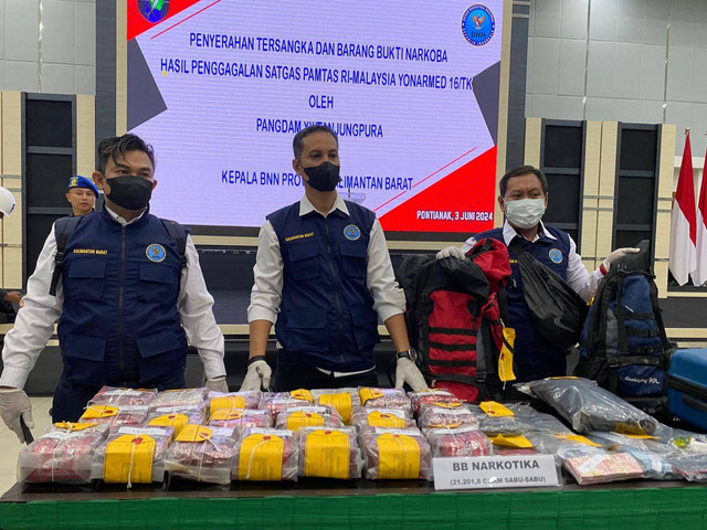 Barang bukti 21 Kilo sabu. TNI berhasil gagalkan penyelundupan 21 kilo sabu di perbatasan Indonesia-Malaysia. Foto: Yulia Ramadhiyanti/Hi!Pontianak