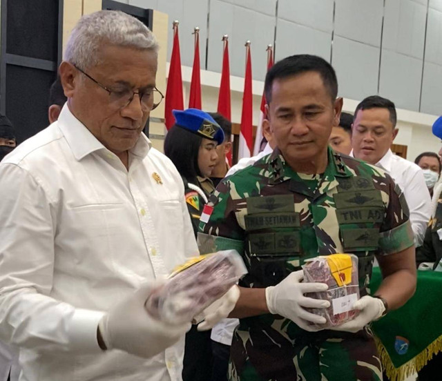 Kepala BNN RI, Marthinus Hukom saat menerima barang bukti 21 Kilo sabu dari Pangdam XII Tanjungpura, Mayor Jenderal TNI Iwan Setiawan. Foto: Yulia Ramadhiyanti/Hi!Pontianak