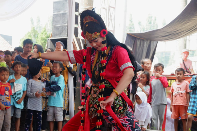 Seorang penari topeng kelana bersiap untuk memakai topeng kelana (Kumparan/ Siti Sayidah)
