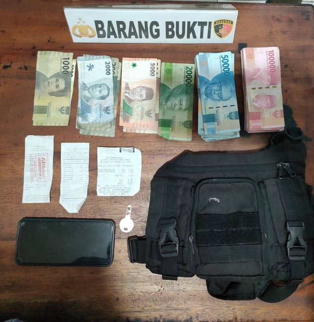 Polisi mengamankan barang bukti pencurian. Foto: Dok. Polres Sambas