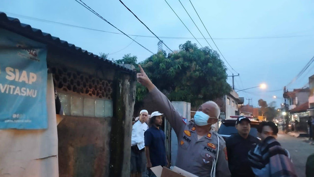 Petugas kepolisian saat menunjukkan kabel yang menjuntai ke jalan raya hingga menyebabkan seorang pelajar tewas tersengat listrik di Margaasih, Kabupaten Bandung. Foto: Dok. Istimewa