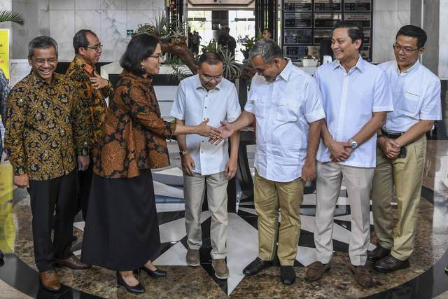 Profil Thomas Djiwandono, anggota Tim Gugus Tugas Sinkronisasi Prabowo-Gibran, foto bersama dengan Sri Mulyani beserta tim di Kantor Kementerian Keuangan. Foto: ANTARA FOTO/Galih Pradipta/kumparanNEWS