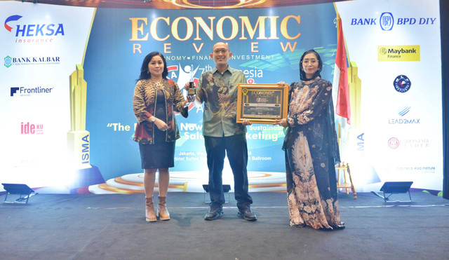 Kepala Divisi Corporate Secretary Bank Kalbar, Adi Fitriyadi mewakili Direktur Utama Bank Kalbar pada saat Penerimaan Penghargaan Indonesia Sales Marketing Awards 2024 di Hotel Artotel Suites, Jakarta. Foto: Dok. Bank Kalbar