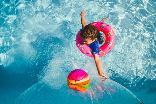 Binuang Waterpark. Foto hanya ilustrasi, bukan tempat sebenarnya. Sumber: Unsplash/Yianni Mathioudakis