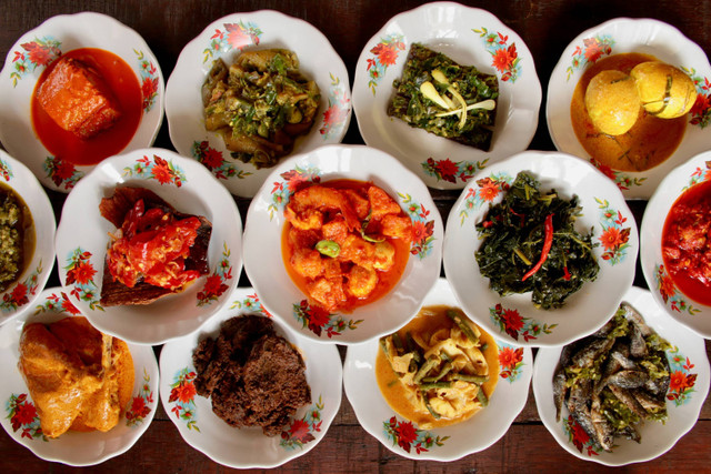 Ilustrasi penyajian lauk di rumah makan khas Padang. Foto: Shutterstock