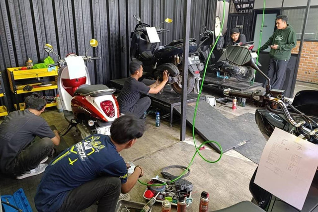 Suasana bengkel Art'nSpeed di kawasan GDC, Depok, Jawa Barat, Sabtu (23/3/2024). Foto: Fitra Andrianto/kumparan