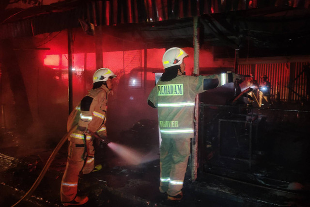 Petugas pemadam kebakaran memadamkan kebakaran di Jalan Lapangan Tembak, Cibubur, Ciracas, Jakarta Timur, pada Selasa (4/6/2024) dini hari. Foto: Dok. Gulkarmat Jakarta Timur