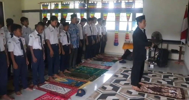 Siswa SMPN 1 Sungai Kunyit salat dhuha sebelum mulai belajar. Cegah bullying di sekolah, siswa di Mempawah diajak baca A;quran dan salat dhuha sebelum mulai belajar. Foto: Muhammad Zain/Hi!Pontianak