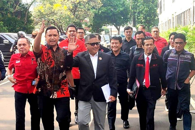 Sekjen PDI Perjuangan Hasto Kristiyanto (tengah) berjalan bersama Tim Hukum PDI Perjuangan setibanya di gedung Ditreskrimum Polda Metro Jaya, Jakarta, Selasa (4/6/2024). Foto: Rachmadi Rasyad/kumparan