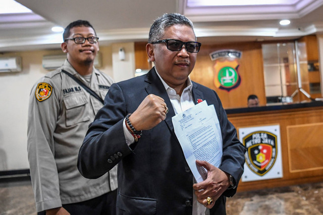 Sekjen PDI Perjuangan Hasto Kristiyanto (kanan) berjalan setibanya di gedung Ditreskrimum Polda Metro Jaya, Jakarta, Selasa (4/6/2024). Foto: Galih Pradipta/ANTARA FOTO