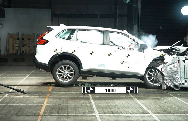 Uji tabrak Honda CR-V oleh ASEAN NCAP.  Foto: dok. ASEAN NCAP