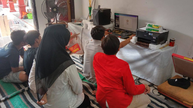 Mahasiswa melakukan pelatihan dan pendampingan desain bersama Mitra UMKM dan Kartar