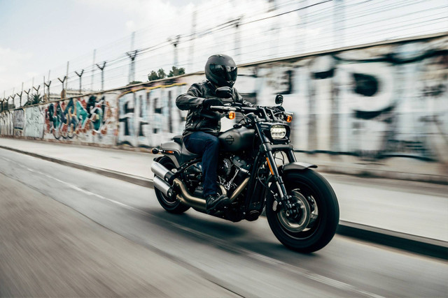 Ilustrasi touring jarak jauh pakai motor. Foto: Pexels