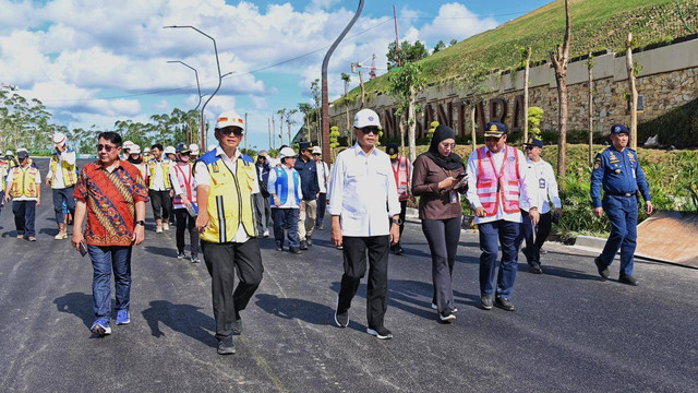 Menteri Perhubungan (Menhub) Budi Karya Sumadi meninjau langsung pembangunan Autonomous Rail Transit (ART) atau kereta tanpa rel, di IKN, Kalimantan Timur pada Senin (3/6/2024). Foto: Dok. Humas Kemenhub