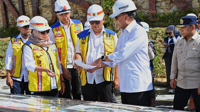 Menteri Perhubungan (Menhub) Budi Karya Sumadi meninjau langsung pembangunan Autonomous Rail Transit (ART) atau kereta tanpa rel, di IKN, Kalimantan Timur pada Senin (3/6/2024). Foto: Dok. Humas Kemenhub