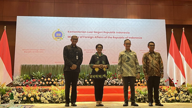 Menteri Luar Negeri RI Retno Marsudi dan Ketua Dewan Komisioner Otoritas Jasa Keuangan (OJK) Mahendra Siregar dalam penandatanganan MoU antara Kementerian Luar Negeri dengan OJK dan PT Pos Indonesia, Selasa (4/6/2024). Foto: Ghinaa Rahmatika/kumparan