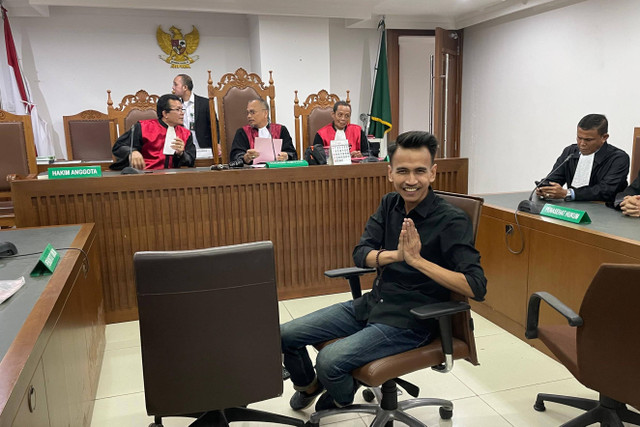 Terdakwa kasus dugaan pelanggaran Undang-Undang (UU) ITE, Adam Deni Gearaka, menjalani sidang pembacaan putusan di Pengadilan Negeri Jakarta Pusat, Selasa (4/6/2024). Foto: Fadhil Pramudya/kumparan