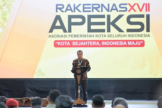 Wali Kota Surabaya, Eri Cahyadi memimpin Rapat Kerja Nasional (Rakernas) XVII APEKSI Tahun 2024, di Kota Balikpapan, Selasa (4/6/2024). Foto: Dok. Istimewa