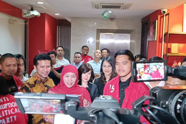 Khofifah Indar Parawansa dan Emil Dardak tiba di kantor DPP PSI, Jakarta Pusat, Selasa (4/6/2024). Foto: Fadlan Nuril Fahmi/kumparan