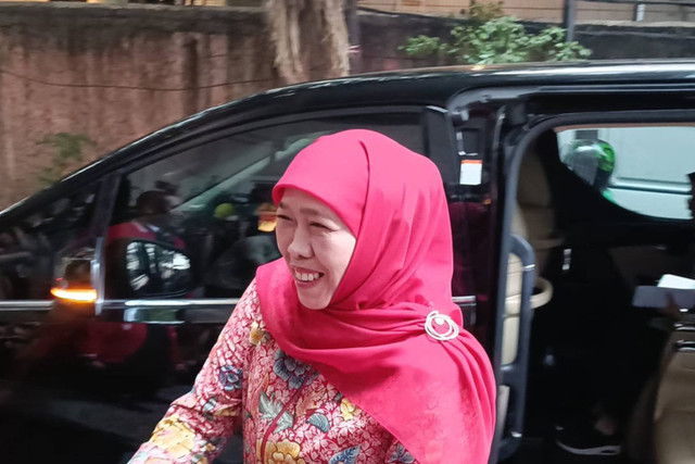 Khofifah Indar Parawansa dan Emil Dardak tiba di kantor DPP PSI, Jakarta Pusat, Selasa (4/6/2024). Foto: Fadlan Nuril Fahmi/kumparan