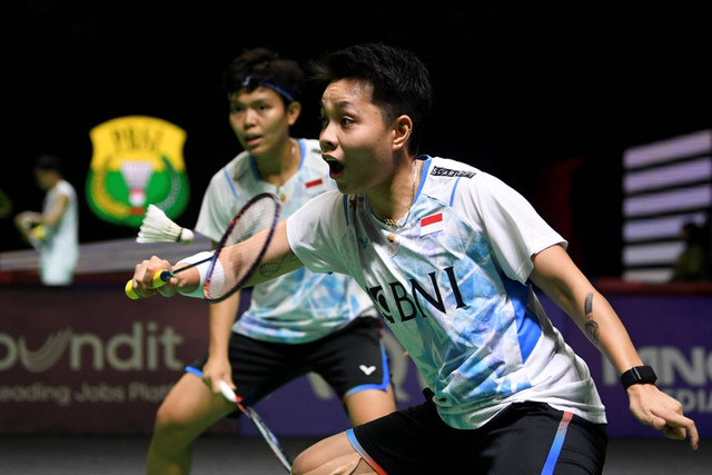 Ganda putri Indonesia Apriyani Rahayu dan Siti Fadia Silva Ramadhanti melawan ganda putri Thailand Jongkolphan Kititharakul dan Rawinda Prajongjai dalam babak pertama Indonesia Open 2024 di Istora Senayan, Jakarta, Selasa (4/6/2024).  Foto: M Risyal Hidayat/ANTARA FOTO