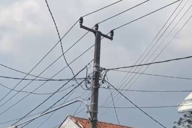 Kabel listrik di Tempat Kejadian Perkara (TKP) pelajar yang tewas terkena arus listrik kabel optik menjuntai di Desa Cigondewah Hilir, Kecamatan Margaasih, Kabupaten Bandung.  Foto: Dok. kumparan