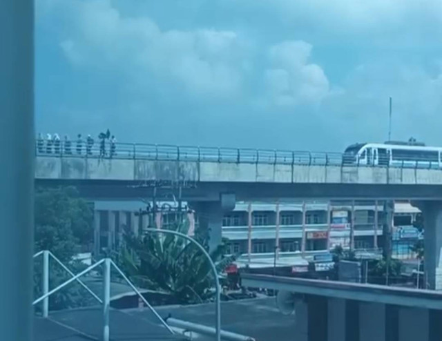 Suasana evakuasi penumpang karena LRT Palembang berhenti stop akibat pemadaman listrik, Foto : Ist