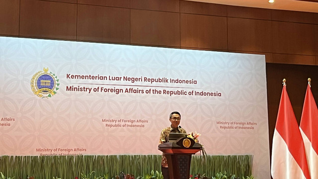 Direktur Utama PT Pos Indonesia Faizal R Djoemadi dalam penandatanganan Nota Kesepahaman Kerja Sama Kementerian Luar Negeri (Kemlu) dengan OJK dan PT Pos Indonesia di Gedung Kemlu, Selasa (4/6/2024). Foto: Ghinaa Rahmatika/kumparan