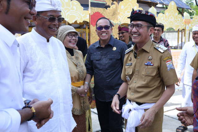 Pj Wali Kota Palembang, Ratu Dewa, saat meninjau kegiatan Ngaben Massal. (ist)