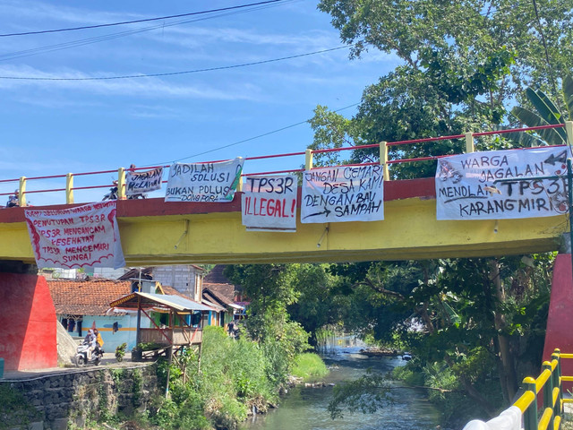 Spanduk penolakan Warga Jagalan, Banguntapan, Bantul, terhadap TPS 3R Karangmiri milik Pemkot Yogyakarta. Foto: Resti Damayanti/Pandangan Jogja