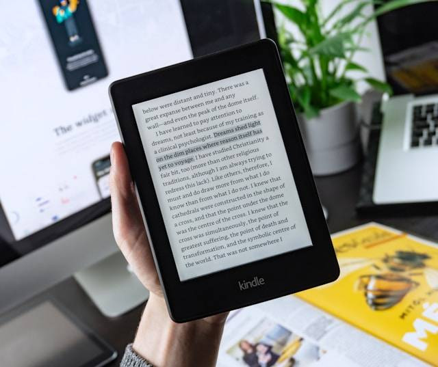 Pengertian Kindle Adalah Sebagai Berikut. Foto Hanya Ilustrasi. Sumber Foto: Unsplash.com/Balázs Kétyi