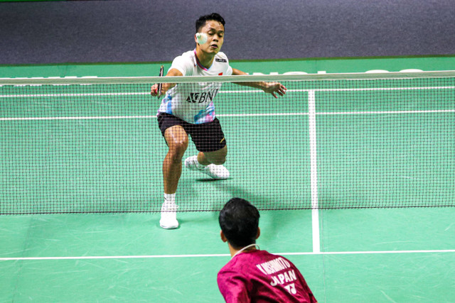 Anthony Sinisuka Ginting mengembalikan kok saat menghadapi Kenta Nishimoto di babak 32 besar Indonesia Open 2024, Istora Senayan, Jakarta, Selasa (4/6/2024). Foto: Iqbal Firdaus/kumparan