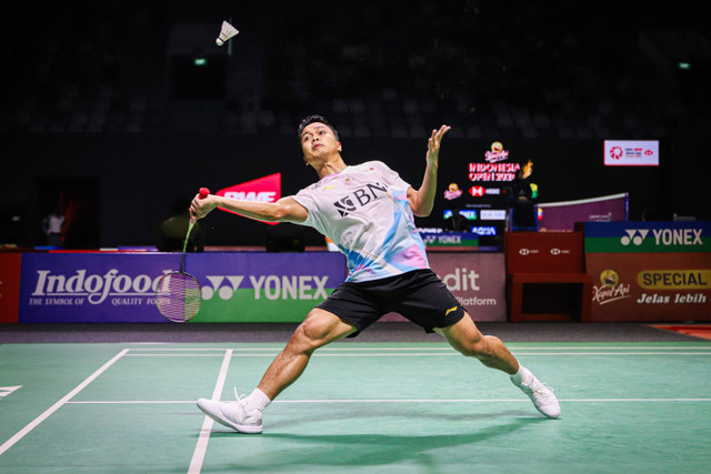 Anthony Sinisuka Ginting mengembalikan kok saat menghadapi Kenta Nishimoto di babak 32 besar Indonesia Open 2024, Istora Senayan, Jakarta, Selasa (4/6/2024). Foto: Iqbal Firdaus/kumparan