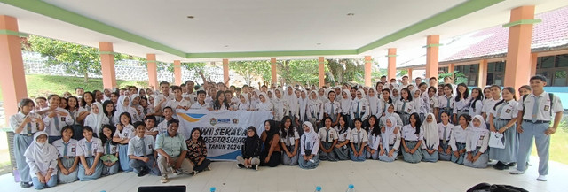 Foto bersama dalam kegiatan PWI Goes To School di SMAN 1 Sekadau. Foto: Dok. PWI Sekadau