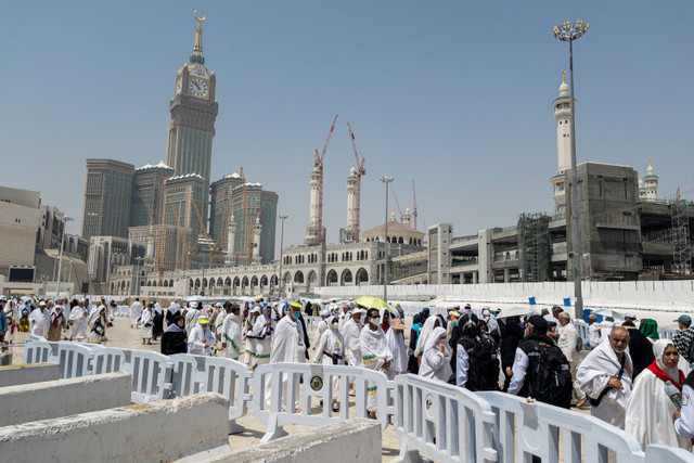 Jamaah calon haji berjalan menuju terminal Syib Amir di Masjidil Haram, Makkah, Arab Saudi, Selasa (4/6/2024). Foto: Sigid Kurniawan / ANTARA FOTO