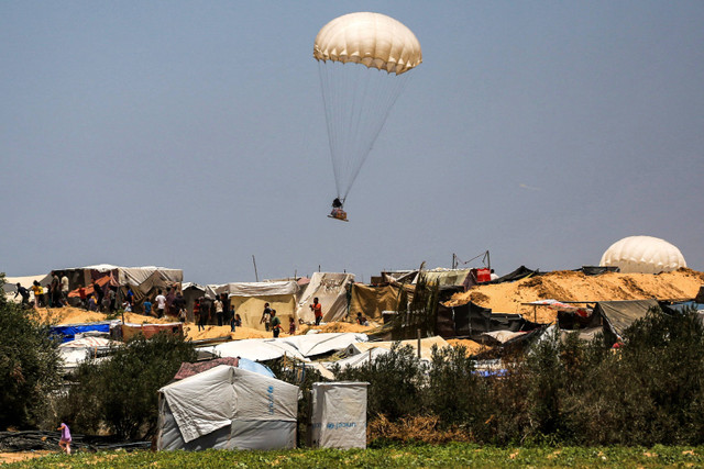 Bantuan kemanusiaan dijatuhkan oleh Angkatan Udara Kerajaan Yordania di Khan Yunis di Jalur Gaza selatan (4/6/2024). Foto: EYAD BABA/AFP