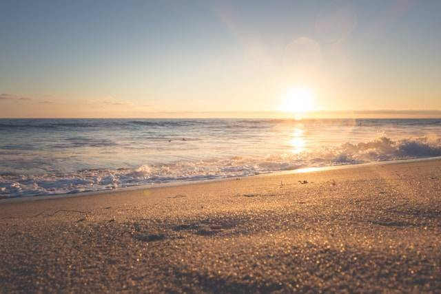 Pantai Botutonuo. Foto hanyalah ilustrasi, bukan tempat yang sebenarnya. Sumber: Unsplash/Jeremy Ricketts